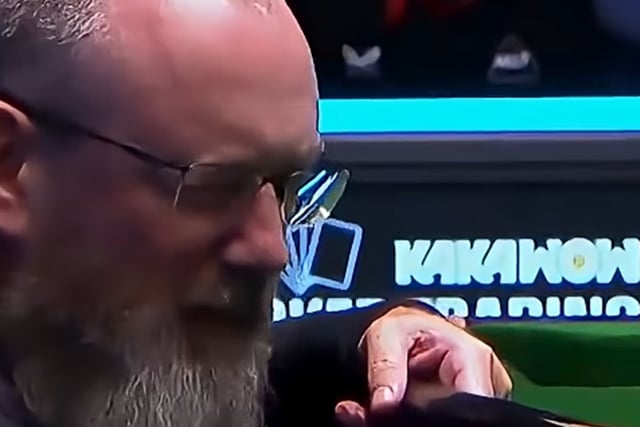 "If you can't see it, try mine." Referee hands over glasses during match... Crowd bursts into laughter, even a legend cracks up → Ends in a stunning comeback victory