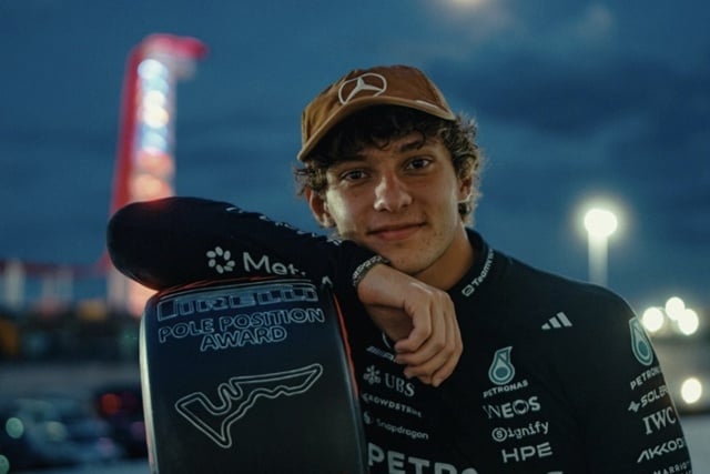 "¡El número uno del mundo en F1 se metió en un accidente de aparcamiento!" El error absurdo de un joven piloto de 20 años... golpea una valla al dar marcha atrás