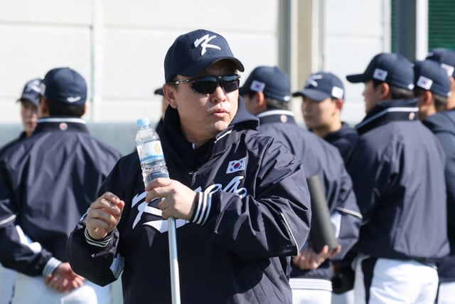 “No conclusion, just rumors piling up” — It was true that former manager Lee Dong-wook and commentator Lee Taek-geun underwent interviews… As Lotte’s search for a new manager and general manager enters its second week, trust in the franchise is wavering