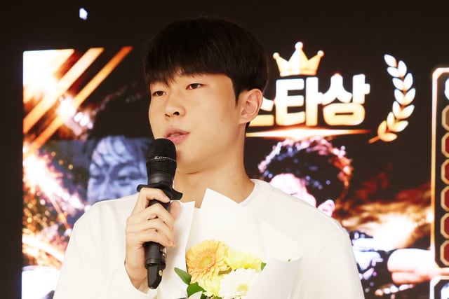 "Mơ về Alvarez của FC Seoul" Jung Hyun-woong nhận giải Ngôi Sao Tương Lai "Tôi sẽ trở thành một cầu thủ ổn định hơn là tỏa sáng tạm thời" [Giải Ngôi Sao Tương Lai 2026]