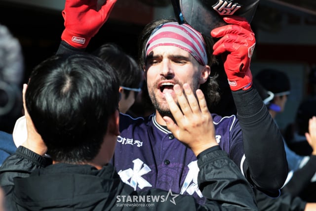 "Both Castro and Diaz have been on fire?" Bring them on! RBI champion Hillyard, with 44 home runs, also erupted for three hits including a home run: "We will unleash everything we prepared in the Korea Series"
