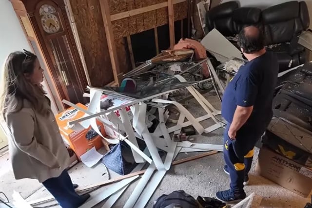«Impacto»: un coche atravesó la pared del salón y embistió, pero «una historia asombrosa le salvó la vida»... La retransmisión en directo de la NFL salvó una vida gracias al tiempo muerto del equipo que animaba