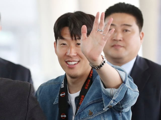 손흥민 '우승메달 들고 금의환향!'