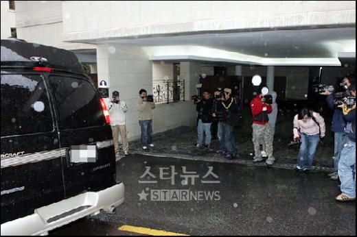 ↑오전 9시 45분 김희선의 밴이 집에 도착하자 기다리던 취재진이 차량을 촬영하고 있다. ⓒ<임성균 기자 tjdrbs23@>