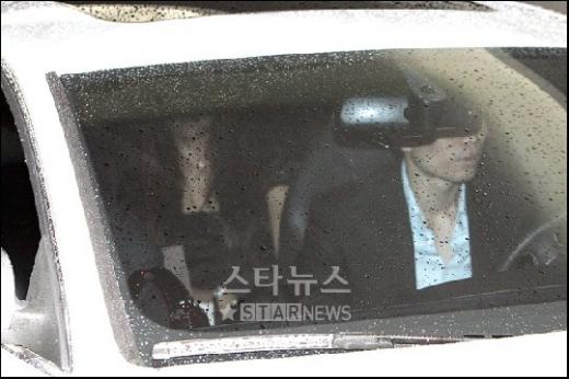 ↑오전 9시 50분 김희선으로 보이는 여성을 태운 은색 아우디 차량이 김희선의 빌라 지하 주차장을 빠져나가고 있다. ⓒ<임성균 기자 tjdrbs23@>