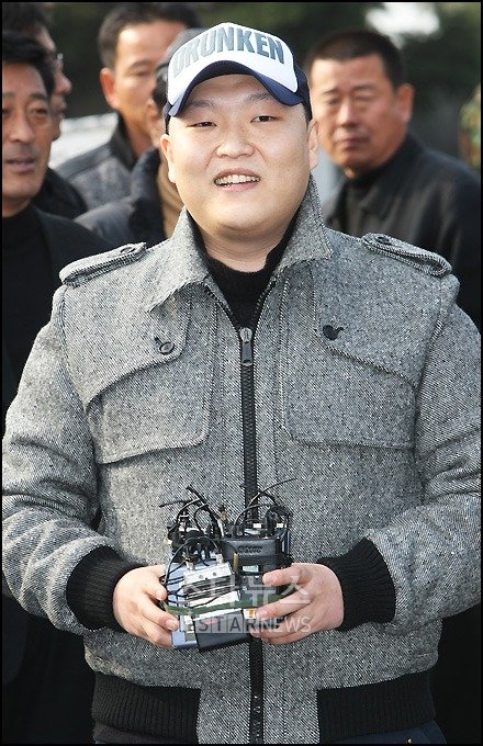 싸이가 재입대를 앞두고 환한 모습으로 심경을 밝히고 있다. ⓒ홍기원 기자 xanadu@