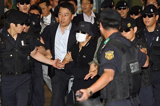 고 장자연의 소속사 전 대표 김 모씨(40)가 지난 3일 오전 경찰의 호위 속에 인천국제공항을 통해 압송되고 있다 ⓒ홍봉진 기자