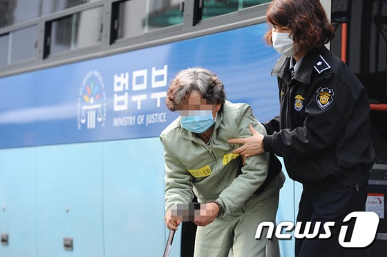 법정에 들어서는 상주 '농약사이다' 할머니 /사진=뉴스1