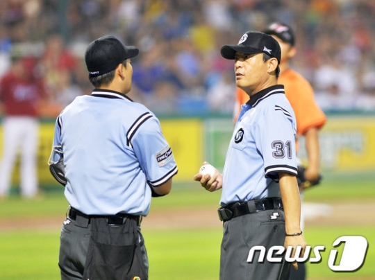 28일 고척-넥센전에서 슬로우 콜로 논란이 됐던 이민호 심판(오른쪽). /사진=뉴스1