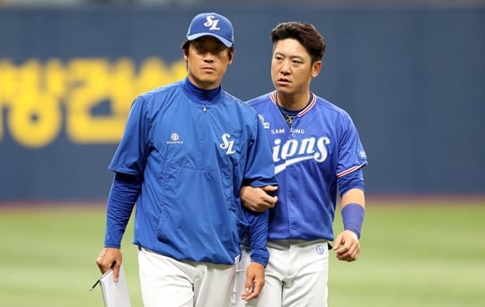 삼성 조동찬(오른쪽)과 정현욱 코치. /사진=삼성 라이온즈 제공