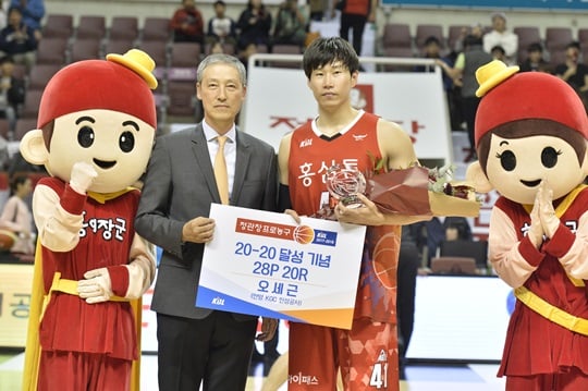 '20-20' 기념상을 수상한 오세근. /사진=KBL 제공