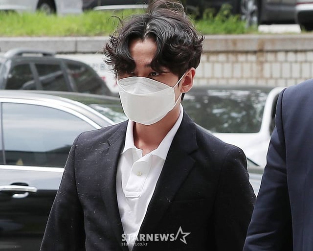 대마초 상습 흡연 혐의를 받고 있는 그룹 비투비 전 멤버 정일훈이 10일 오후 서울 서초구 서울중앙지방법원에서 열린 선고 공판에 출석하고 있다. 이날 재판부는 정일훈에게 징역 2년의 실형을 선고했다. /사진=김창현 기자 chmt@
