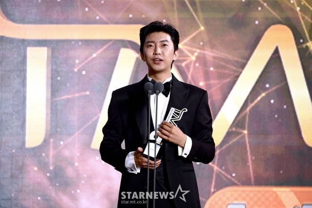 가수 임영웅이 2일 오후 온라인 생중계로 진행된 2021 더팩트 뮤직 어워즈(TMA) 시상식에서 팬앤스타 트로트 인기상 및 팬앤스타 최애상을 수상한 뒤 소감을 밝히고 있다. /사진제공=더팩트뮤직어워즈 2021.10.02 /사진=이동훈 기자 photoguy@