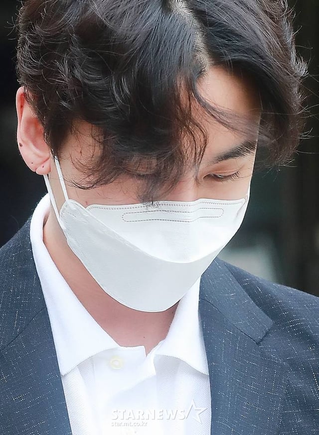 대마초 상습 흡연 혐의를 받고 있는 그룹 비투비 전 멤버 정일훈이 20일 오후 서울 서초구 서울중앙지방법원에서 열린 2차 공판을 마친뒤 청사를 나서고 있다. /사진=이동훈 기자 photoguy@