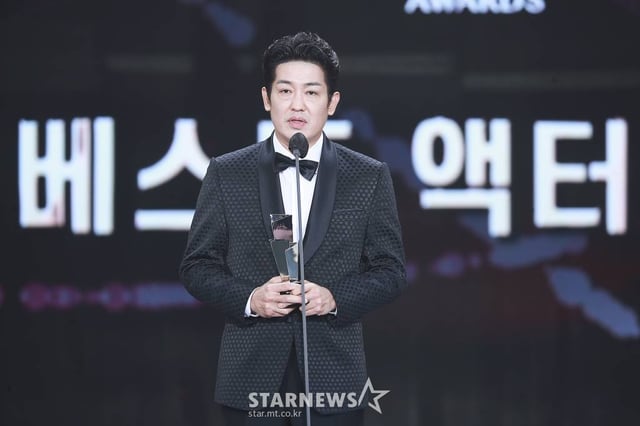 배우 허성태가 2일 오후 서울 강서구 등촌동 KBS 아레나에서 열린 2021 Asia Artist Awards (2021 아시아 아티스트 어워즈, 2021 AAA) 시상식에서 AAA 베스트 액터상을 수상하고 소감을 전하고 있다.  스타뉴스가 주최하고 AAA 조직위원회가 주관하는 AAA는 어디에서도 보지 못했던 새로운 무대를 선보이며 전 세계 팬들의 눈과 귀를 사로잡아 명실상부 NO.1 글로벌 시상식으로 거듭났다. /사진=AAA 기자 star@