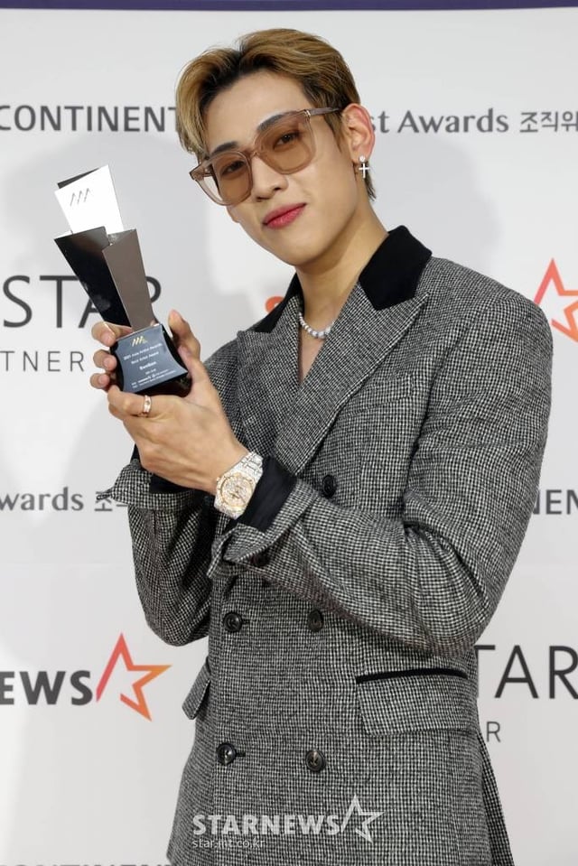 가수 뱀뱀이이 2일 오후 서울 강서구 KBS아레나에서 진행된 '2021 Asia Artist Awards(2021 아시아 아티스트 어워즈, 2021 AAA)' 시상식에서 AAA 베스트 아티스트상 가수부문을 수상하고 포즈를 취하고 있다.  스타뉴스가 주최하고 AAA 조직위원회가 주관하는 AAA는 어디에서도 보지 못했던 새로운 무대를 선보이며 전 세계 팬들의 눈과 귀를 사로잡아 명실상부 NO.1 글로벌 시상식으로 거듭났다. /사진=AAA 기자 star@