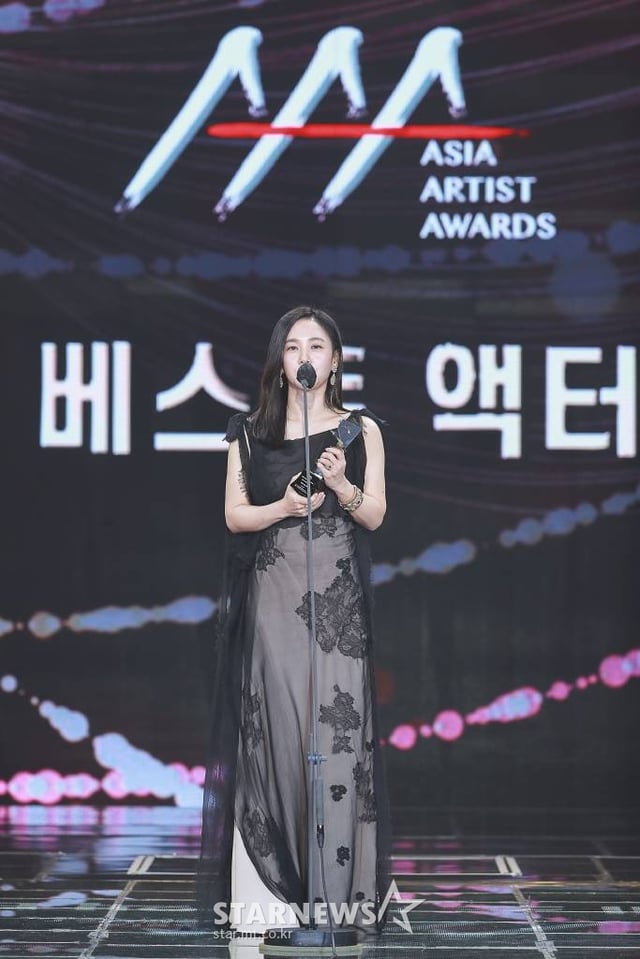 배우 박주미가 2일 오후 서울 강서구 등촌동 KBS 아레나에서 열린 2021 Asia Artist Awards (2021 아시아 아티스트 어워즈, 2021 AAA) 시상식에서 AAA 베스트 액터상을 수상하고 소감을 전하고 있다.  스타뉴스가 주최하고 AAA 조직위원회가 주관하는 AAA는 어디에서도 보지 못했던 새로운 무대를 선보이며 전 세계 팬들의 눈과 귀를 사로잡아 명실상부 NO.1 글로벌 시상식으로 거듭났다. /사진=AAA 기자 star@