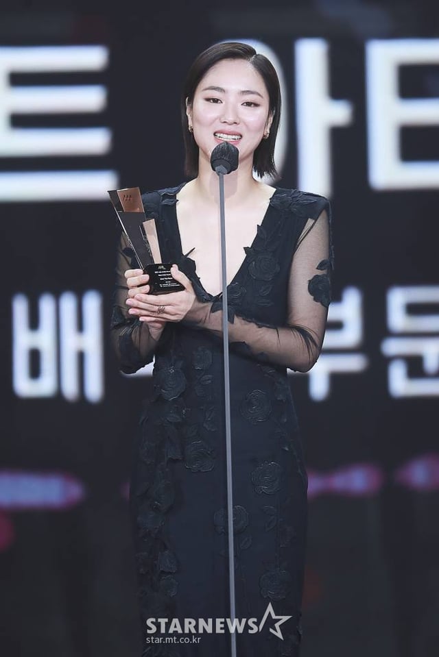 배우 전여빈이  2일 오후 서울 강서구 등촌동 KBS 아레나에서 열린 2021 Asia Artist Awards (2021 아시아 아티스트 어워즈, 2021 AAA) 시상식에서 AAA 베스트 아티스트 배우 부문을 수상하고 소감을 전하고 있다.  스타뉴스가 주최하고 AAA 조직위원회가 주관하는 AAA는 어디에서도 보지 못했던 새로운 무대를 선보이며 전 세계 팬들의 눈과 귀를 사로잡아 명실상부 NO.1 글로벌 시상식으로 거듭났다. /사진=AAA 기자 star@
