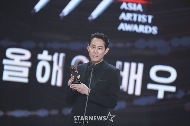 배우 이정재가 2일 오후 서울 강서구 등촌동 KBS 아레나에서 열린 2021 Asia Artist Awards (2021 아시아 아티스트 어워즈, 2021 AAA) 시상식에서 AAA 올해의 배우상을 수상하고 소감을 전하고 있다.  스타뉴스가 주최하고 AAA 조직위원회가 주관하는 AAA는 어디에서도 보지 못했던 새로운 무대를 선보이며 전 세계 팬들의 눈과 귀를 사로잡아 명실상부 NO.1 글로벌 시상식으로 거듭났다. /사진=AAA 기자 star@