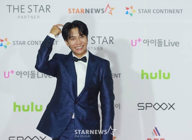 가수 겸 배우 이승기가 2일 오후 서울 강서구 등촌동 KBS 아레나에서 열린 2021 Asia Artist Awards (2021 아시아 아티스트 어워즈, 2021 AAA) 레드카펫에서 포즈를 취하고 있다.  스타뉴스가 주최하고 AAA 조직위원회가 주관하는 AAA는 어디에서도 보지 못했던 새로운 무대를 선보이며 전 세계 팬들의 눈과 귀를 사로잡아 명실상부 NO.1 글로벌 시상식으로 거듭났다. /사진=AAA 기자 star@