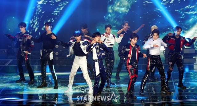 그룹  세븐틴이  2일 방송된 2021 Asia Artist Awards(2021 아시아 아티스트 어워즈, 2021 AAA) 시상식에서 멋진 무대를 선보이고 있다.  스타뉴스가 주최하고 AAA 조직위원회가 주관하는 AAA는 어디에서도 보지 못했던 새로운 무대를 선보이며 전 세계 팬들의 눈과 귀를 사로잡아 명실상부 NO.1 글로벌 시상식으로 거듭났다. /사진=AAA 기자 star@