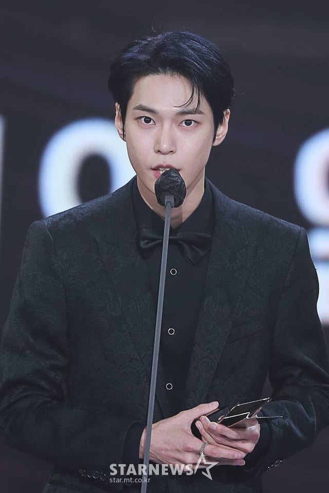 가수 도영이 2일 오후 서울 강서구 등촌동 KBS 아레나에서 열린 2021 Asia Artist Awards (2021 아시아 아티스트 어워즈, 2021 AAA) 시상식에서 AAA 올해의 앨범상을 수상하고 소감을 전하고 있다.  스타뉴스가 주최하고 AAA 조직위원회가 주관하는 AAA는 어디에서도 보지 못했던 새로운 무대를 선보이며 전 세계 팬들의 눈과 귀를 사로잡아 명실상부 NO.1 글로벌 시상식으로 거듭났다. /사진=AAA 기자 star@