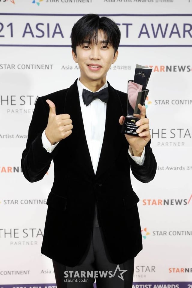 가수 임영웅이 2일 오후 서울 강서구 KBS아레나에서 진행된 '2021 Asia Artist Awards(2021 아시아 아티스트 어워즈, 2021 AAA)' 시상식에서 AAA 대상 올해의 트롯트상을 수상하고 포즈를 취하고 있다.  스타뉴스가 주최하고 AAA 조직위원회가 주관하는 AAA는 어디에서도 보지 못했던 새로운 무대를 선보이며 전 세계 팬들의 눈과 귀를 사로잡아 명실상부 NO.1 글로벌 시상식으로 거듭났다. /사진=AAA 기자 star@