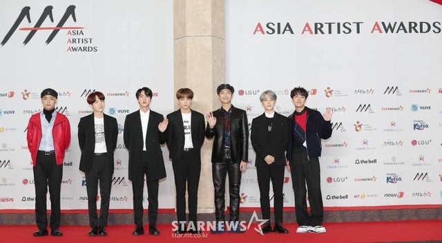 그룹 방탄소년단이 인천 중구 파라다이스시티 호텔 아트스페이스·플라자에서 진행된 '2018 AAA(Asia Artist Awards)' 레드카펫에 참석해 포즈를 취하고 있다. /사진=김휘선 기자 hwijpg@