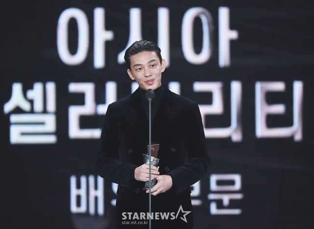 배우 유아인이 2일 오후 서울 강서구 등촌동 KBS 아레나에서 열린 2021 Asia Artist Awards (2021 아시아 아티스트 어워즈, 2021 AAA) 시상식에서 AAA 아시아 셀러브리티 배우 부문을 수상하고 소감을 전하고 있다.  스타뉴스가 주최하고 AAA 조직위원회가 주관하는 AAA는 어디에서도 보지 못했던 새로운 무대를 선보이며 전 세계 팬들의 눈과 귀를 사로잡아 명실상부 NO.1 글로벌 시상식으로 거듭났다. /사진=AAA 기자 star@