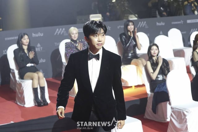 가수 임영웅이 2일 오후 서울 강서구 등촌동 KBS 아레나에서 열린 2021 Asia Artist Awards (2021 아시아 아티스트 어워즈, 2021 AAA) 시상식에서 수상을 위해 무대로 향하고 있다. 스타뉴스가 주최하고 AAA 조직위원회가 주관하는 AAA는 어디에서도 보지 못했던 새로운 무대를 선보이며 전 세계 팬들의 눈과 귀를 사로잡아 명실상부 NO.1 글로벌 시상식으로 거듭났다. /사진=AAA 기자 star@