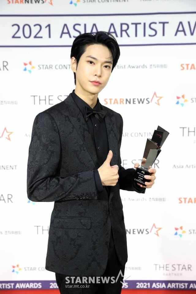 가수 겸 배우 도영이 2일 오후 서울 강서구 KBS아레나에서 진행된 '2021 Asia Artist Awards(2021 아시아 아티스트 어워즈, 2021 AAA)' 시상식에서 AAA포커스 배우부문상을 수상하고 포즈를 취하고 있다. 스타뉴스가 주최하고 AAA 조직위원회가 주관하는 AAA는 어디에서도 보지 못했던 새로운 무대를 선보이며 전 세계 팬들의 눈과 귀를 사로잡아 명실상부 NO.1 글로벌 시상식으로 거듭났다. /사진=AAA 기자 star@