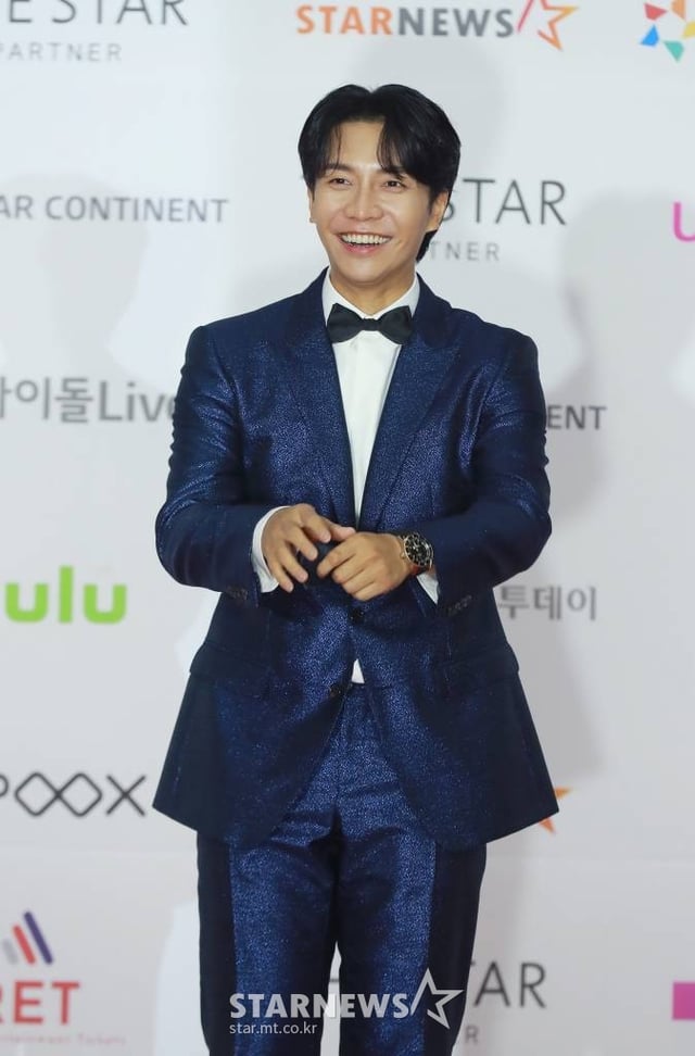 가수 겸 배우 이승기가 2일 오후 서울 강서구 등촌동 KBS 아레나에서 열린 2021 Asia Artist Awards (2021 아시아 아티스트 어워즈, 2021 AAA) 레드카펫에서 포즈를 취하고 있다. 스타뉴스가 주최하고 AAA 조직위원회가 주관하는 AAA는 어디에서도 보지 못했던 새로운 무대를 선보이며 전 세계 팬들의 눈과 귀를 사로잡아 명실상부 NO.1 글로벌 시상식으로 거듭났다. /사진=AAA 기자 star@