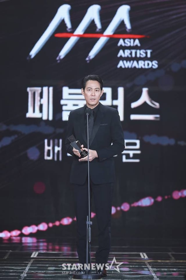 배우 이정재가 2일 오후 서울 강서구 등촌동 KBS 아레나에서 열린 2021 Asia Artist Awards (2021 아시아 아티스트 어워즈, 2021 AAA) 시상식에서 AAA 페뷸러스상을 수상하고 소감을 전하고 있다. 스타뉴스가 주최하고 AAA 조직위원회가 주관하는 AAA는 어디에서도 보지 못했던 새로운 무대를 선보이며 전 세계 팬들의 눈과 귀를 사로잡아 명실상부 NO.1 글로벌 시상식으로 거듭났다. /사진=AAA 기자 star@