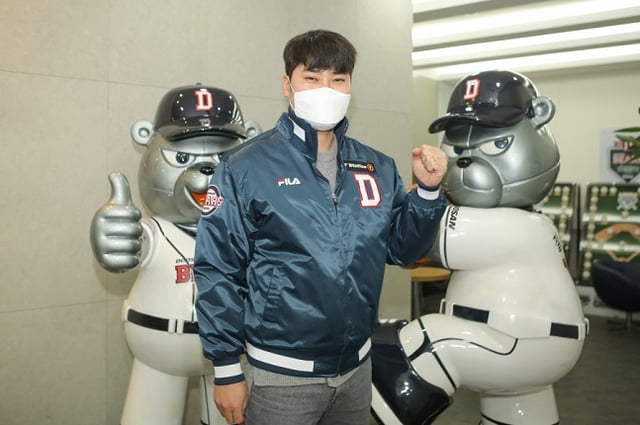 두산과 계약한 후 포즈를 취한 임창민. /사진=두산