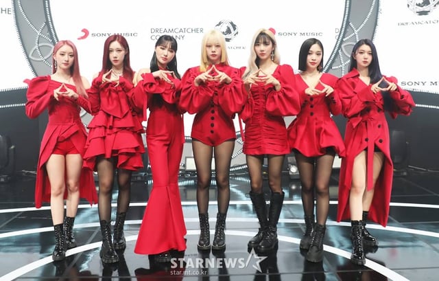 걸그룹 드림캐쳐(DREAMCATCHER)가 12일 오후 온라인 생중계로 진행된 정규 2집 '아포칼립스 : 세이브 어스'(Apocalypse : Save us) 발매기념 쇼케이스에 앞서 포즈를 취하고 있다. 'Apocalypse' 시리즈의 시작을 알리는 이번 앨범은 타이틀 곡 'MAISON'(메종)을 포함해 총 14곡이 수록됐다. /사진제공=드림캐쳐컴퍼니 2022.04.12 /사진=이동훈 기자 photoguy@