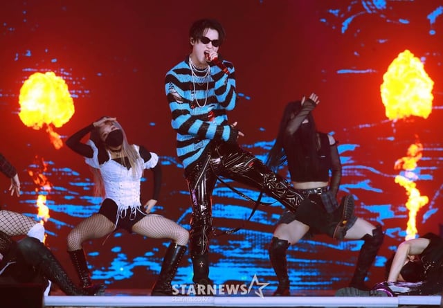 가수 우즈(조승연)가 2일 오후 방송된 2021 Asia Artist Awards(2021 아시아 아티스트 어워즈, 2021 AAA) 시상식에서 멋진 무대를 선보이고 있다.  /사진=AAA 기자 star@