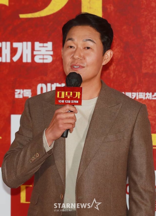 배우 박성웅이 27일 오후 서울 메가박스 코엑스에서 진행된 영화 '대무가'(감독 이한종) 언론시사회에 참석해 인사말을 하고 있다. 용하다 소문난 전설의 대무가 비트로 뭉친 신빨 떨어진 세 명의 무당들이 각자 일생일대의 한탕을 위해 프리스타일 굿판 대결을 펼치는 통쾌한 활극 '대무가'는 10월 12일 개봉예정이다. /2022.09.27 /사진=이동훈 기자 photoguy@