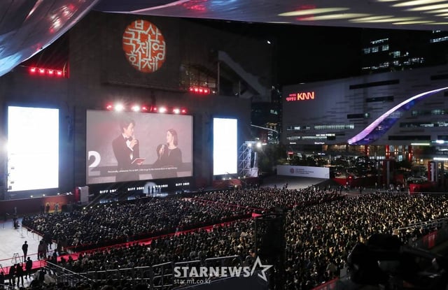 5일 오후 부산 해운대구 영화의 전당에서 제27회 부산국제영화제 개막식이 진행되고 있다.  제27회 부산국제영화제는 5일부터 14일까지 영화의전당 일대에서 개최된다. 코로나바이러스감염증-19(COVID-19)와 함께 많은 우여곡절을 겪은 부산국제영화제는 올해 비로소 팬데믹 이전 영화제의 모습으로 돌아온다. 현행 방역 지침을 준수하면서, 사회적 거리두기 없이 좌석의 100% 사용하는 정상적인 영화제를 연다. 2022.10.05 /사진=김창현 기자 chmt@