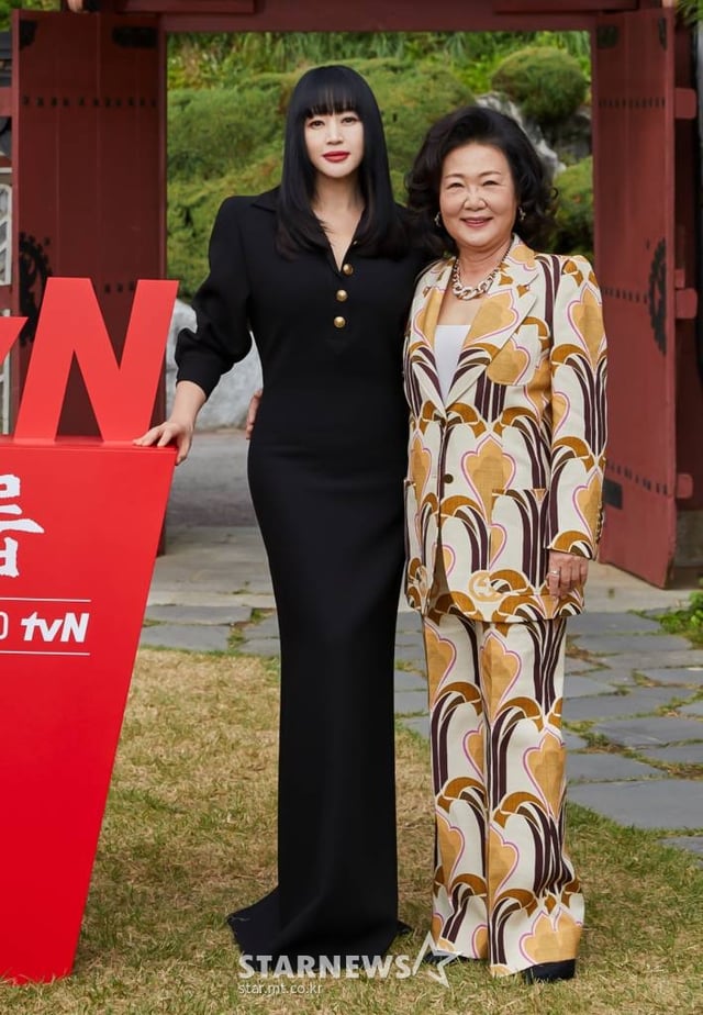 배우 김혜수, 김해숙이 7일 오후 온라인 생중계로 진행된 tvN 토일극 '슈룹' 제작발표회에 참석해 포즈를 취하고 있다. 사고뭉치 왕자들을 위해 치열한 왕실 교육 전쟁에 뛰어드는 중전의 파란만장 궁중 분투기 '슈룹'은 오는 15일 첫 방송된다. /사진제공=CJENM 2022.10.07 /사진=이동훈 기자 photoguy@