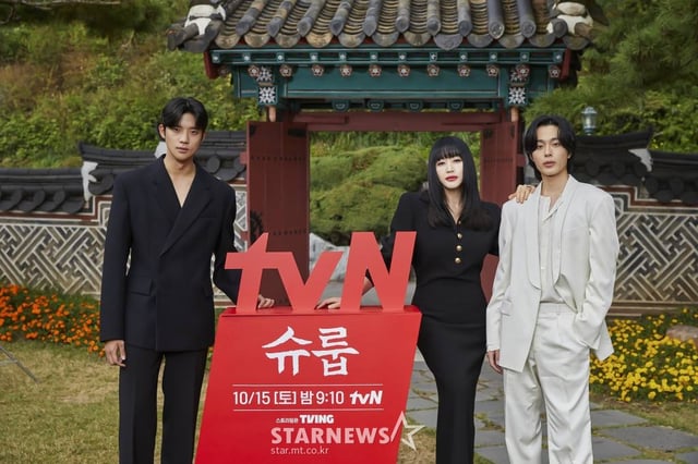 배우 문상민, 김혜수, 유선호가 7일 오후 온라인 생중계로 진행된 tvN 토일극 '슈룹' 제작발표회에 참석해 포즈를 취하고 있다. 사고뭉치 왕자들을 위해 치열한 왕실 교육 전쟁에 뛰어드는 중전의 파란만장 궁중 분투기 '슈룹'은 오는 15일 첫 방송된다. /사진제공=CJENM 2022.10.07 /사진=이동훈 기자 photoguy@