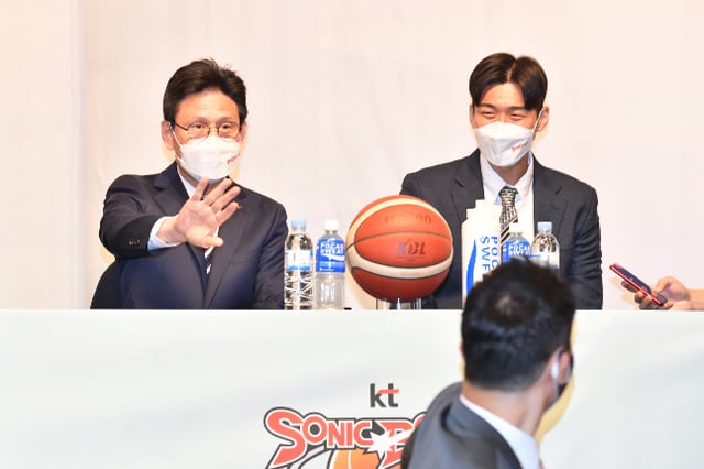 11일 서울 호텔리베라에서 열린 2022~2023 SKT 에이닷 프로농구 개막 미디어데이에 참석한 서동철(왼쪽) 수원KT 감독. /사진=KBL