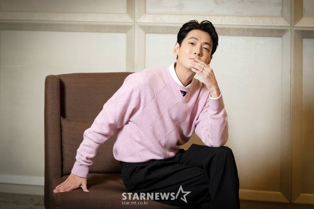배우 정경호가 29일 오후 서울 종로구 삼청동의 한 카페에서 진행된 영화 '압꾸정' 개봉 관련 인터뷰를 위해 포즈를 취하고 있다. '압꾸정'은 샘솟는 사업 아이디어로 입만 살아있는 압구정 토박이 대국(마동석 분)이 실력 TOP 성형외과 의사 지우(정경호 분)와 손잡고 K-뷰티의 시조새가 된 이야기를 그린 영화다. 오는 30일 개봉. / 사진제공 = (주)쇼박스 /사진=김창현 기자 chmt@