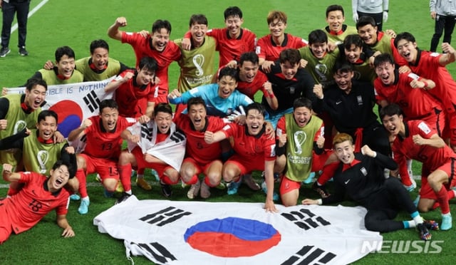 한국 축구 대표팀 선수들이 2일(현지시간) 카타르 알라이얀 에듀케이션 시티 스타디움에서 열린 2022 카타르 월드컵 H조 최종 3차전 포르투갈의 경기에서 2-1로 승리하며 16강 진출을 확정지은 뒤 기념촬영하고 있다. /사진=뉴시스