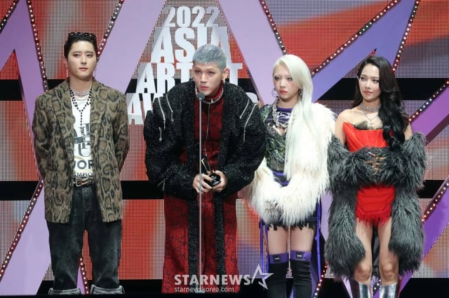 그룹 카드(KARD)가 13일 오후 일본 나고야 니혼가이시홀에서 열린 스타뉴스-미디어보이 주최 '2022 Asia Artist Awards IN JAPAN'(2022 아시아 아티스트 어워즈, 이하 2022 AAA)에서 AAA베스트초이스상을 수상하고 소감을 말하고 있다. 스타뉴스와 미디어보이가 주최하고 Asia Artist Awards 조직위원회와 더스타파트너, 컬쳐 엔터테인먼트가 공동 주관하는 글로벌 NO.1 시상식 '2022 AAA'에는 올 한 해 동안 국내외에서 많은 사랑을 받은 가수, 배우들이 참석해 눈을 뗄 수 없는 화려한 글로벌 축제의 장을 펼친다. 2022.12.13 /사진=임성균 기자 tjdrbs23@