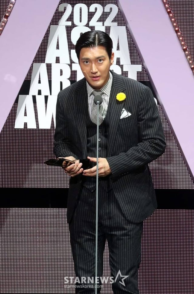 배우 최시원이 13일 오후 일본 나고야 니혼가이시홀에서 열린 스타뉴스-미디어보이 주최 '2022 Asia Artist Awards IN JAPAN'(2022 아시아 아티스트 어워즈, 이하 2022 AAA)에서 AAA 베스트 액팅 퍼포먼스상을 수상하고 소감을 말하고 있다.  스타뉴스와 미디어보이가 주최하고 Asia Artist Awards 조직위원회와 더스타파트너, 컬쳐 엔터테인먼트가 공동 주관하는 글로벌 NO.1 시상식 '2022 AAA'에는 올 한 해 동안 국내외에서 많은 사랑을 받은 가수, 배우들이 참석해 눈을 뗄 수 없는 화려한 글로벌 축제의 장을 펼친다. 2022.12.13 /사진=임성균 기자 tjdrbs23@