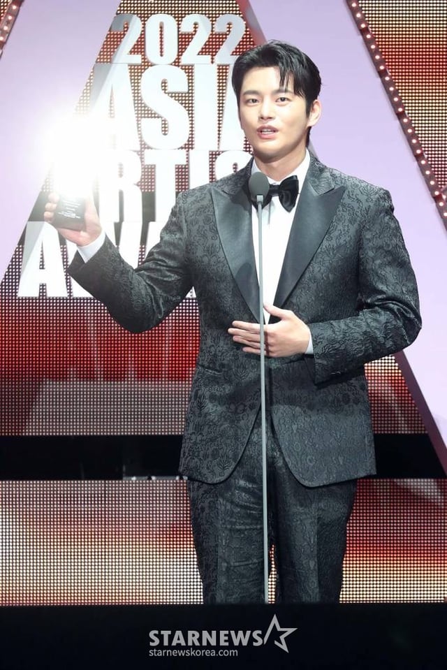 배우 서인국이 13일 오후 일본 나고야 니혼가이시홀에서 열린 스타뉴스-미디어보이 주최 '2022 Asia Artist Awards IN JAPAN'(2022 아시아 아티스트 어워즈, 이하 2022 AAA)에서 AAA 베스트아티스트상을 수상하고 소감을 말하고 있다.  스타뉴스와 미디어보이가 주최하고 Asia Artist Awards 조직위원회와 더스타파트너, 컬쳐 엔터테인먼트가 공동 주관하는 글로벌 NO.1 시상식 '2022 AAA'에는 올 한 해 동안 국내외에서 많은 사랑을 받은 가수, 배우들이 참석해 눈을 뗄 수 없는 화려한 글로벌 축제의 장을 펼친다. 2022.12.13 /사진=임성균 기자 tjdrbs23@