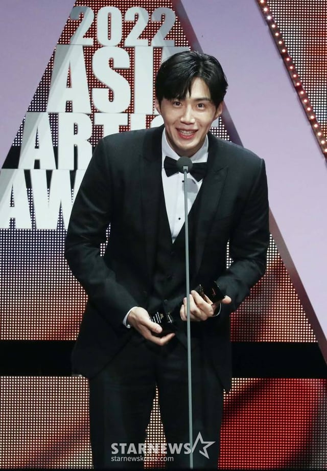 배우 김선호가 13일 오후 일본 나고야 니혼가이시홀에서 열린 스타뉴스-미디어보이 주최 '2022 Asia Artist Awards IN JAPAN'(2022 아시아 아티스트 어워즈, 이하 2022 AAA)에서 AAA베스트초이스상을 수상하고 소감을 말하고 있다.  스타뉴스와 미디어보이가 주최하고 Asia Artist Awards 조직위원회와 더스타파트너, 컬쳐 엔터테인먼트가 공동 주관하는 글로벌 NO.1 시상식 '2022 AAA'에는 올 한 해 동안 국내외에서 많은 사랑을 받은 가수, 배우들이 참석해 눈을 뗄 수 없는 화려한 글로벌 축제의 장을 펼친다. 2022.12.13 /사진=임성균 기자 tjdrbs23@