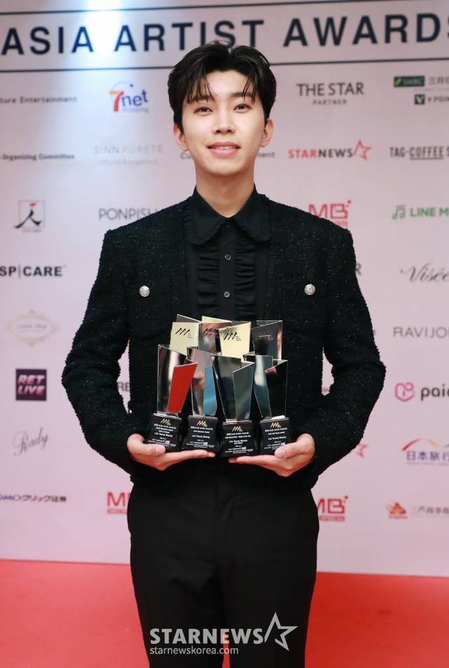 가수 임영웅이 13일 오후 일본 나고야 니혼가이시홀에서 열린 스타뉴스-미디어보이 주최 '2022 Asia Artist Awards IN JAPAN'(2022 아시아 아티스트 어워즈, 이하 2022 AAA)에서 대상인 AAA 올해의 스테이지상을 비롯해 4관왕을 달성한 뒤 포즈를 취하고 있다.  스타뉴스와 미디어보이가 주최하고 Asia Artist Awards 조직위원회와 더스타파트너, 컬쳐 엔터테인먼트가 공동 주관하는 글로벌 NO.1 시상식 '2022 AAA'에는 올 한 해 동안 국내외에서 많은 사랑을 받은 가수, 배우들이 참석해 눈을 뗄 수 없는 화려한 글로벌 축제의 장을 펼친다. 2022.12.13 /사진=이동훈 기자 photoguy@