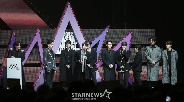 그룹 세븐틴이 13일 오후 일본 나고야 니혼가이시홀에서 열린 스타뉴스-미디어보이 주최 '2022 Asia Artist Awards IN JAPAN'(2022 아시아 아티스트 어워즈, 이하 2022 AAA)에서 핫트렌드를 수상한 뒤 소감을 말하고 있다. 스타뉴스와 미디어보이가 주최하고 Asia Artist Awards 조직위원회와 더스타파트너, 컬쳐 엔터테인먼트가 공동 주관하는 글로벌 NO.1 시상식 '2022 AAA'에는 올 한 해 동안 국내외에서 많은 사랑을 받은 가수, 배우들이 참석해 눈을 뗄 수 없는 화려한 글로벌 축제의 장을 펼친다. 2022.12.13 /사진=김창현 기자 chmt@