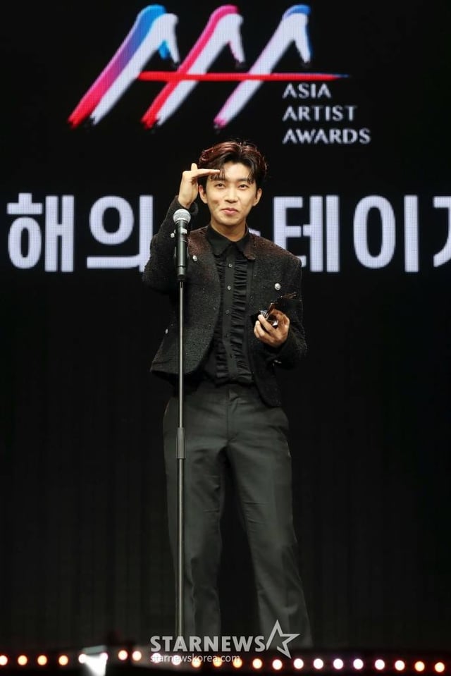 가수 임영웅이 13일 오후 일본 나고야 니혼가이시홀에서 열린 스타뉴스-미디어보이 주최 '2022 Asia Artist Awards IN JAPAN'(2022 아시아 아티스트 어워즈, 이하 2022 AAA)에서 AAA대상 올해의 스테이지상을 수상하고 소감을 말하고 있다. 스타뉴스와 미디어보이가 주최하고 Asia Artist Awards 조직위원회와 더스타파트너, 컬쳐 엔터테인먼트가 공동 주관하는 글로벌 NO.1 시상식 '2022 AAA'에는 올 한 해 동안 국내외에서 많은 사랑을 받은 가수, 배우들이 참석해 눈을 뗄 수 없는 화려한 글로벌 축제의 장을 펼친다. 2022.12.13 /사진=임성균 기자 tjdrbs23@